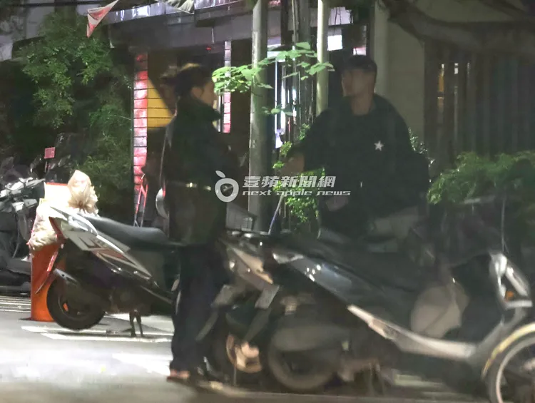 小禎（左）與Alan在巷內準備牽車離開。特勤中心攝