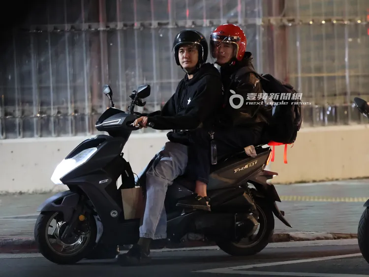 小禎與男友Alan體驗機車雙載純純的愛，一路緊貼往住家方向奔馳。特勤中心攝