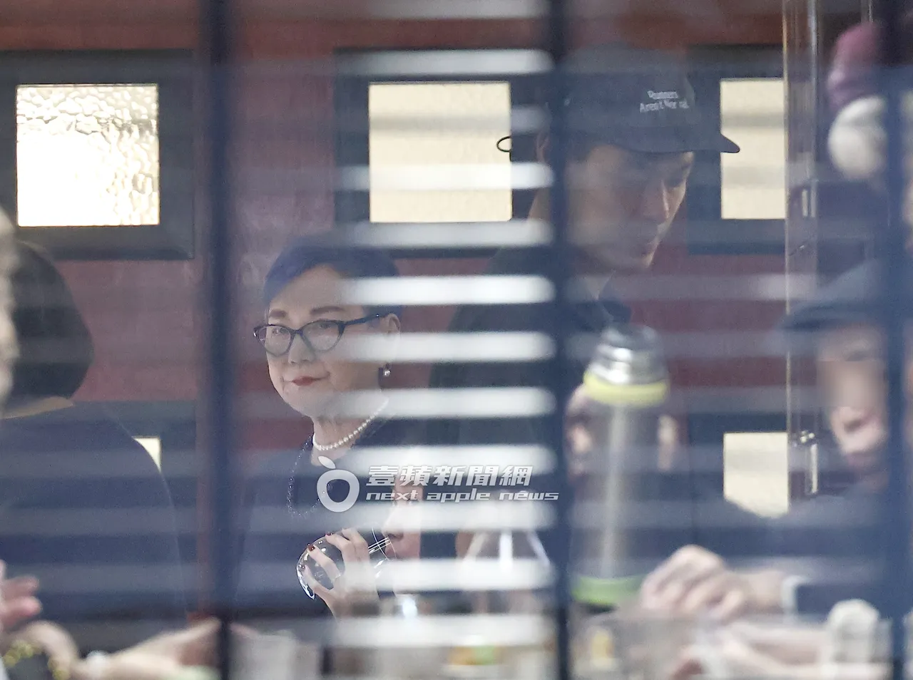 杨祐宁（右）为张小燕等人服务。特勤中心摄