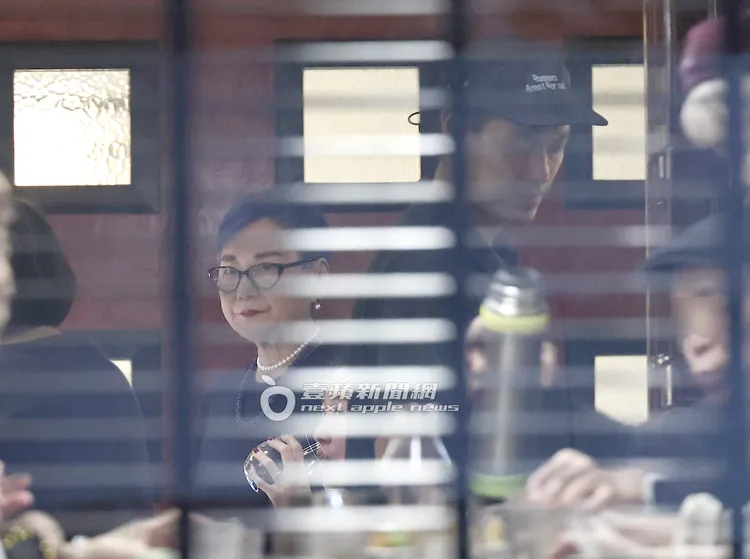 楊祐寧（右）為張小燕等人服務。特勤中心攝