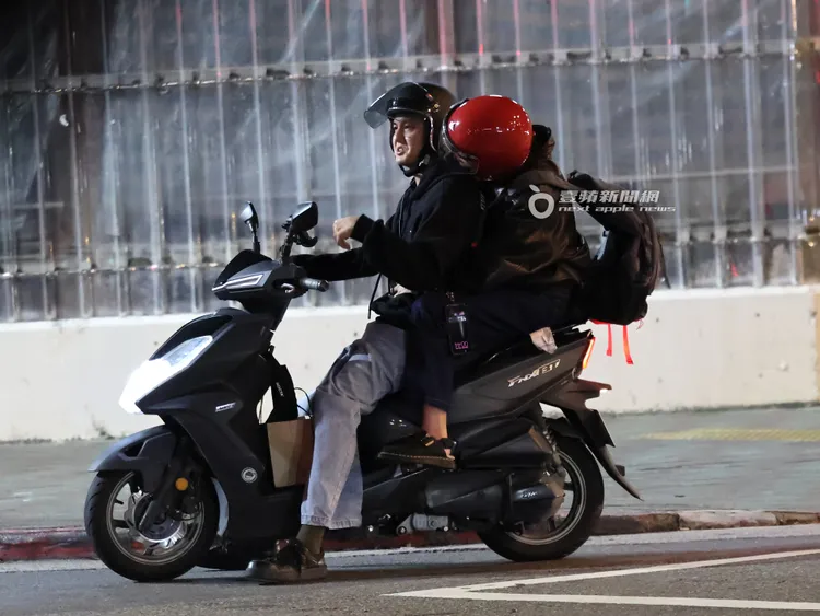 小倆口戴著四分之三式同款復古安全帽，小禎（右）是亮眼紅色、Alan則戴黑色。特勤中心攝