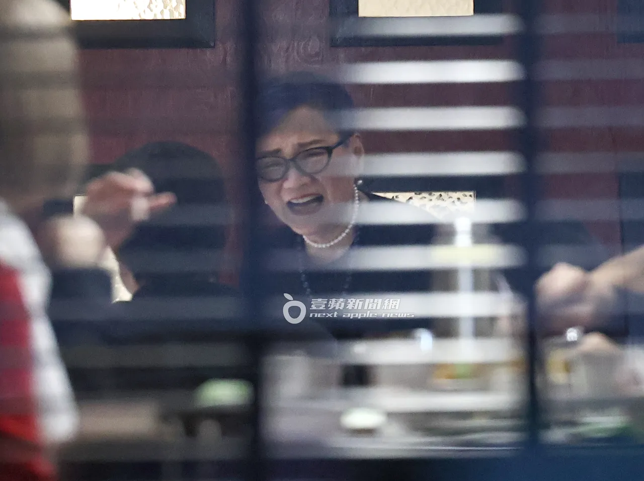 张小燕同桌有说有笑。特勤中心摄