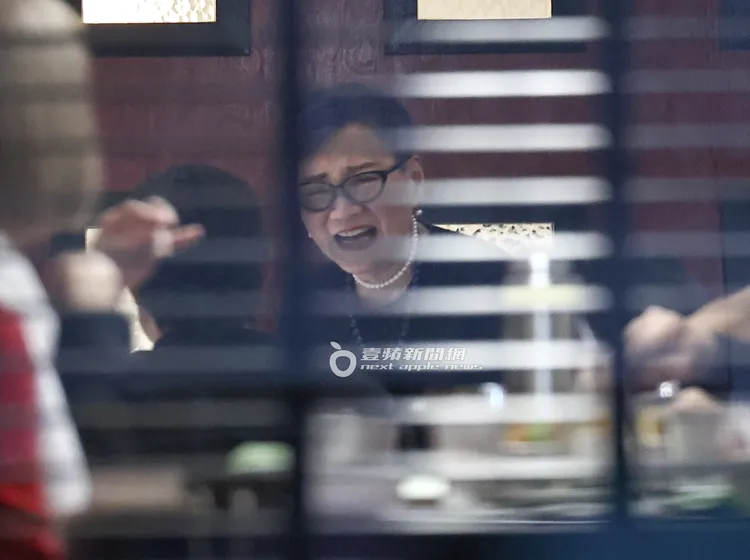 張小燕同桌有說有笑。特勤中心攝