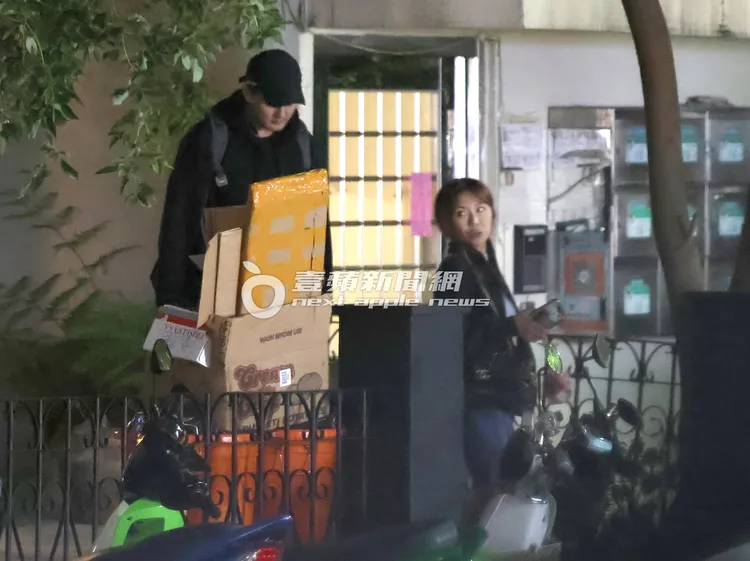 Alan也幫佩甄（右）開門，隨後一同離開。特勤中心攝