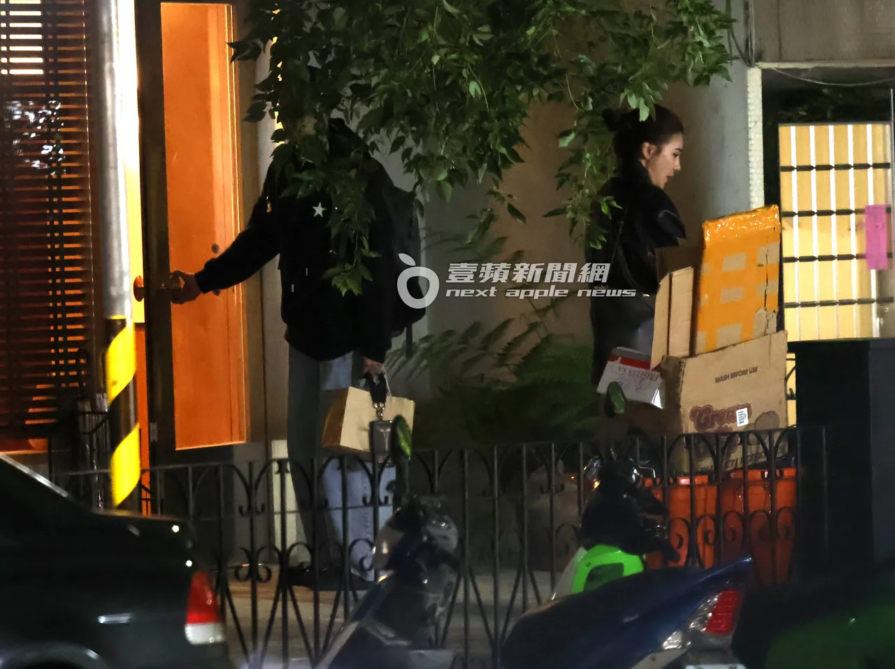 聚餐结束，Alan贴心帮小祯（右）开门准备离开元锅。特勤中心摄