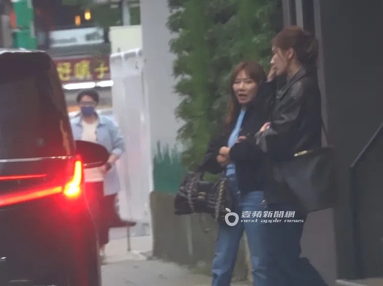 小禎（右）和佩甄搭乘保母車移動。特勤中心攝