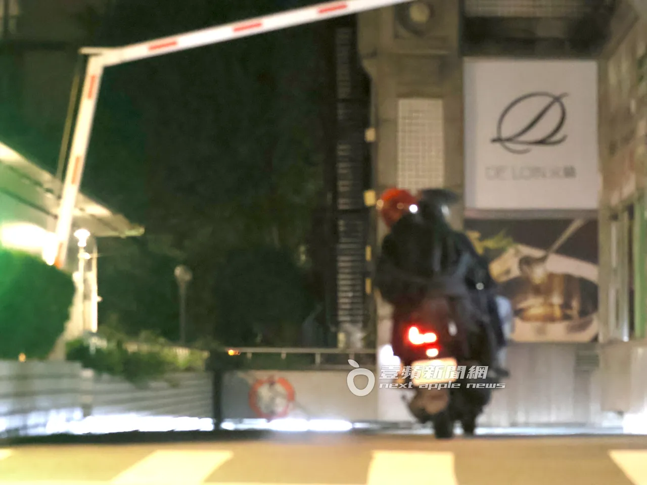 Alan载小祯回到位于台北101对面的豪宅，直接骑下去停车场。特勤中心摄