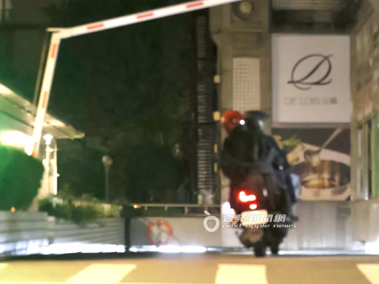 Alan載小禎回到位於台北101對面的豪宅，直接騎下去停車場。特勤中心攝