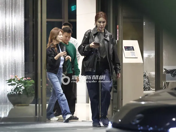晚間，小禎與佩甄從豪宅步出離開。特勤中心攝