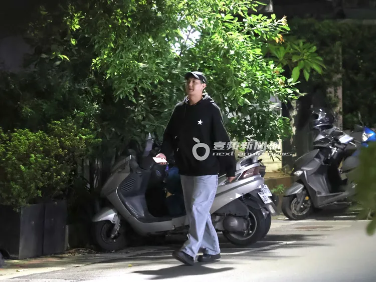 小禎男友Alan到外頭放鬆一下後走回餐廳。特勤中心攝