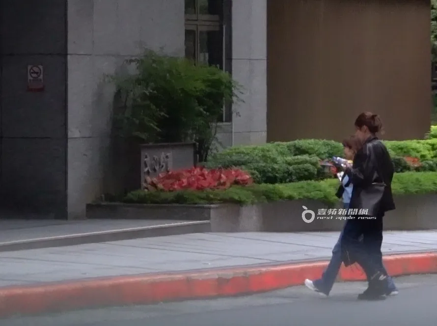 小祯与佩甄来到内湖区一处豪宅。特勤中心摄