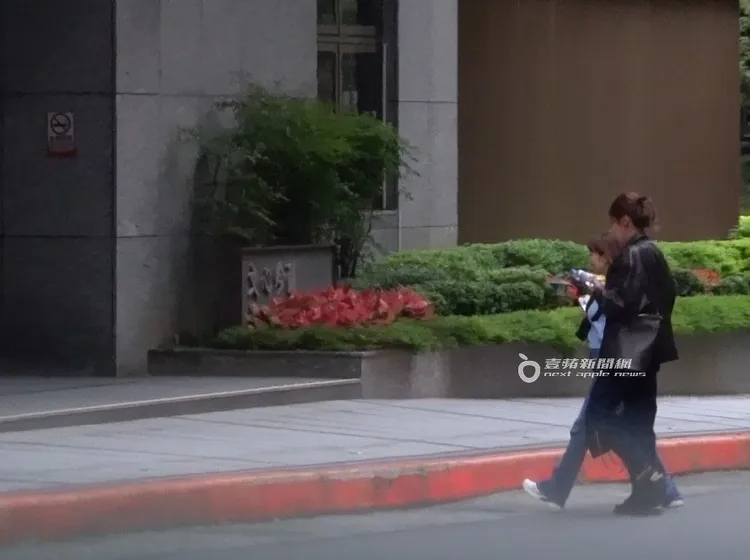 小禎與佩甄來到內湖區一處豪宅。特勤中心攝