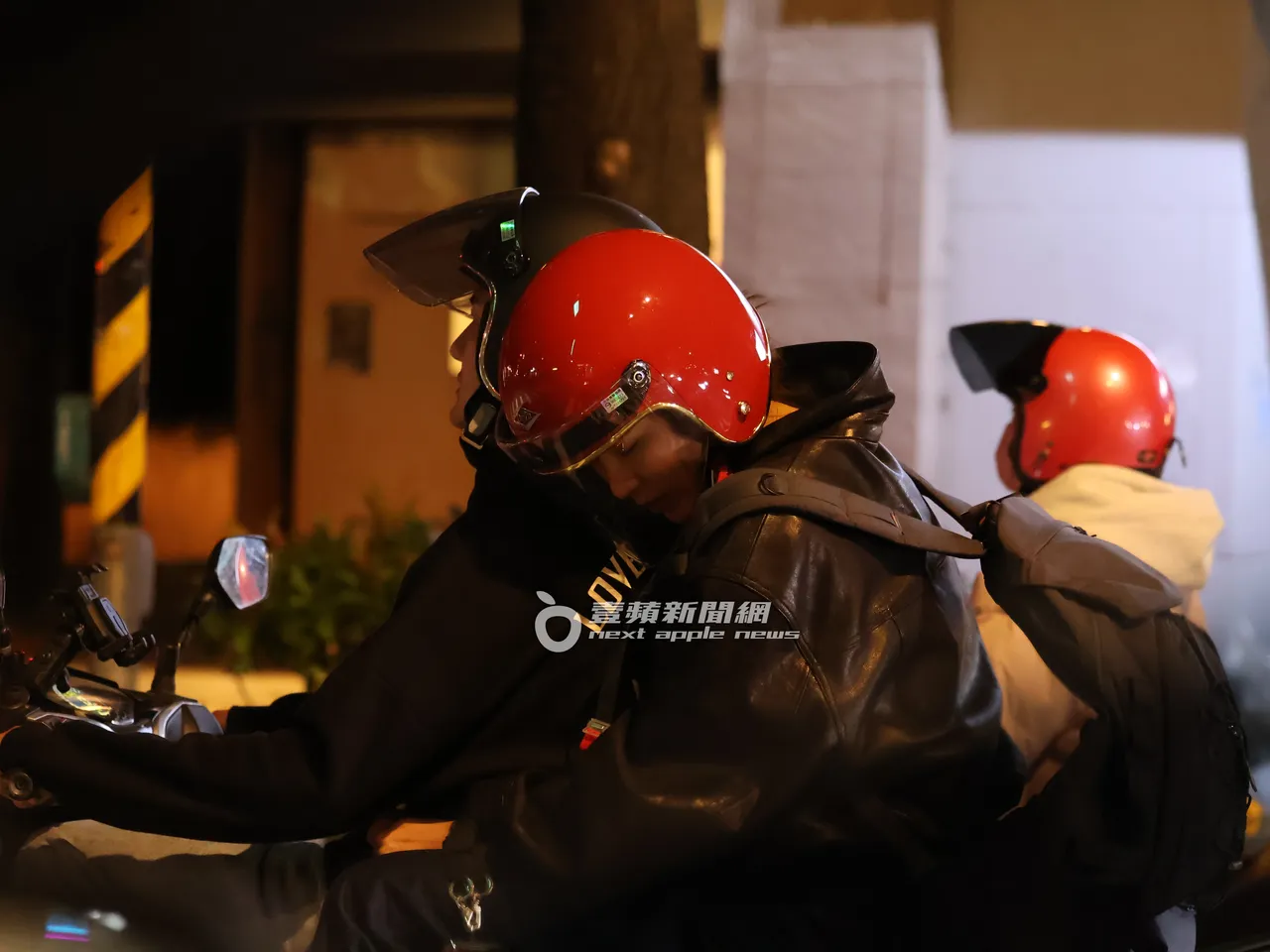 微醺的小祯闭眼靠在男友肩上，画面甜蜜。特勤中心摄