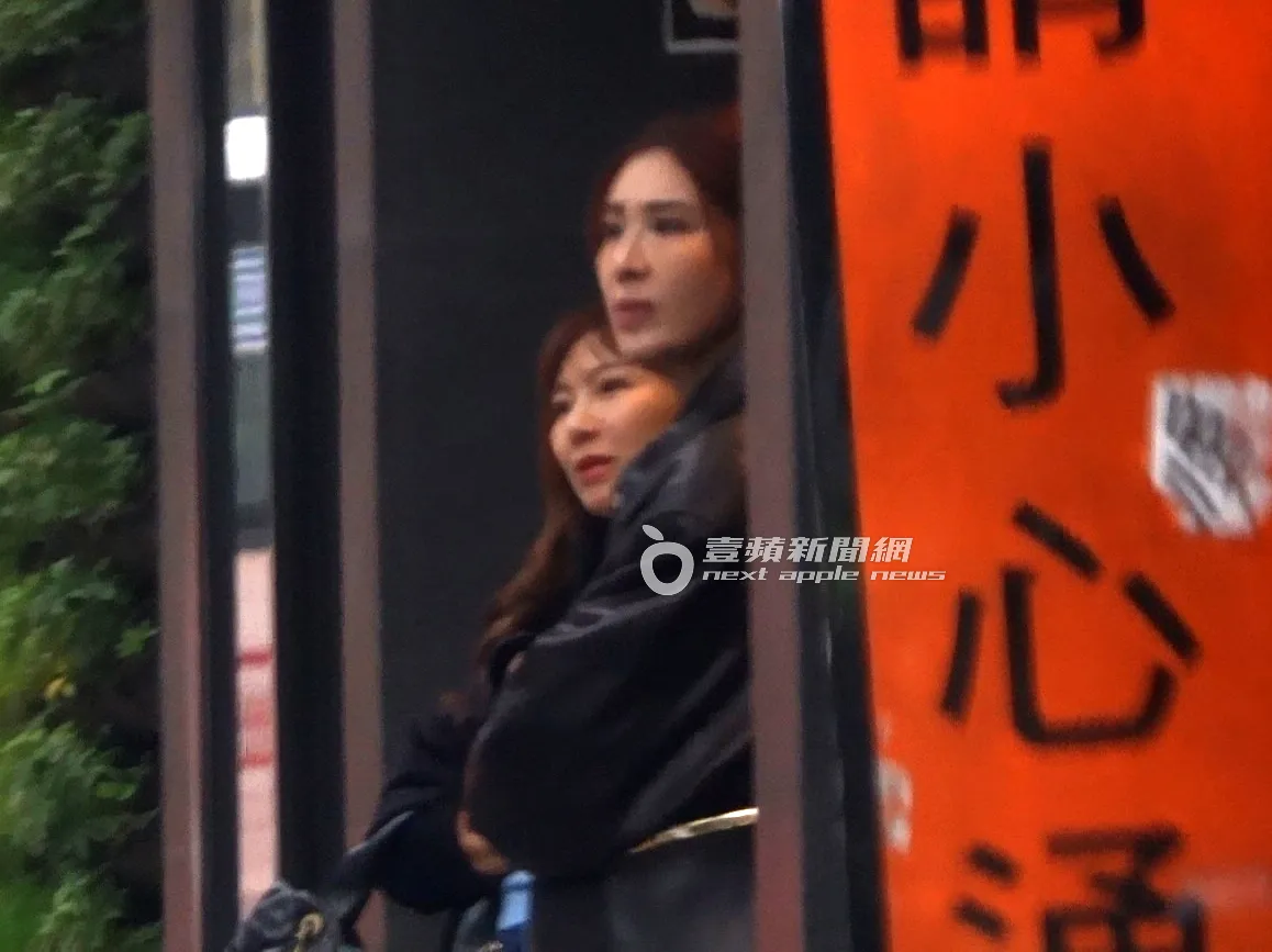 佩甄（左）与小祯吃饱喝足在路边等保母车。特勤中心摄