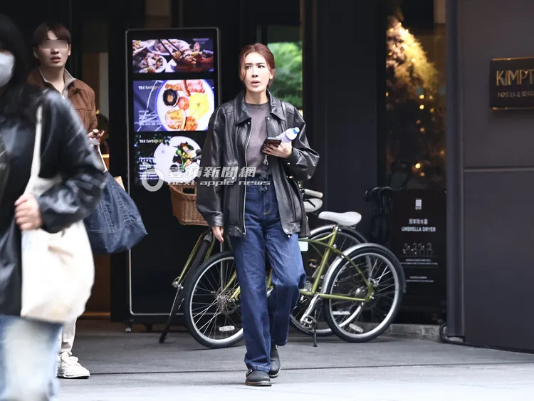 小禎記者會活動結束，換穿酷帥皮衣。特勤中心攝