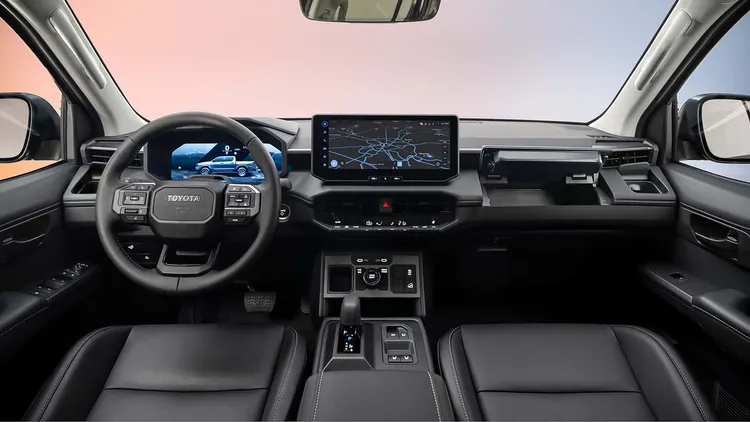車艙導入與Land Cruiser相似的水平式中控設計，搭載中央懸浮12.3吋觸控螢幕整合新世代多媒體系統。原廠照片