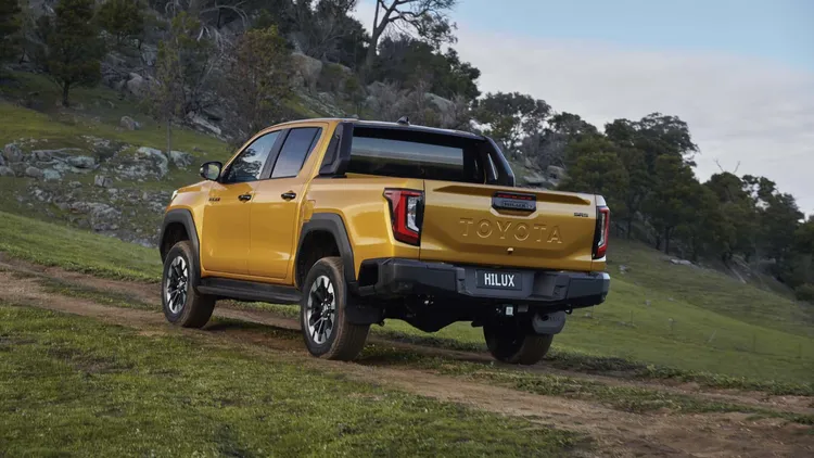 車尾維持傳統直線收邊，但尾燈組導入立體LED光條，更具現代感。原廠照片