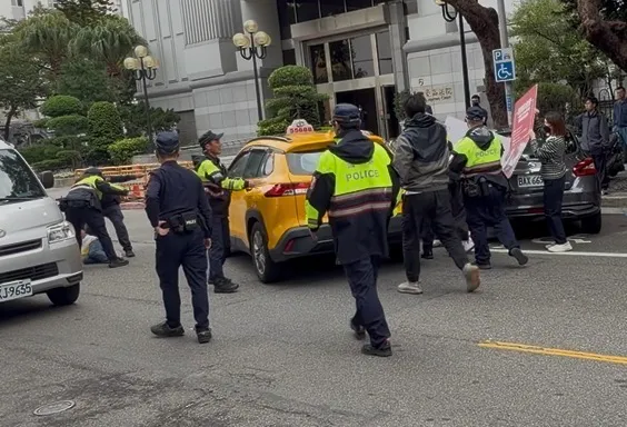 陈尚洁上计程车后，还有署名剀剀战士追车，在场警方上前拦阻。张钦摄