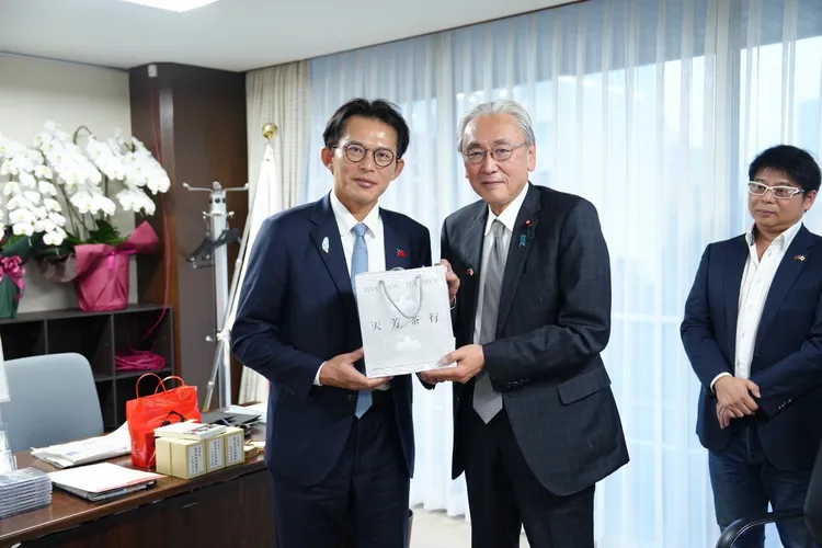 黄国昌率访日拜会日华议员恳谈会会长、自民党众议员古屋圭司。民众党提供