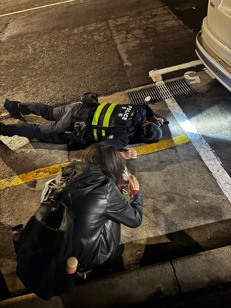 幼貓躲汽車引擎室，警民協力救出幼貓那刻，嗷嗷的貓叫聲都讓在場眾人心融化了。翻攝畫面