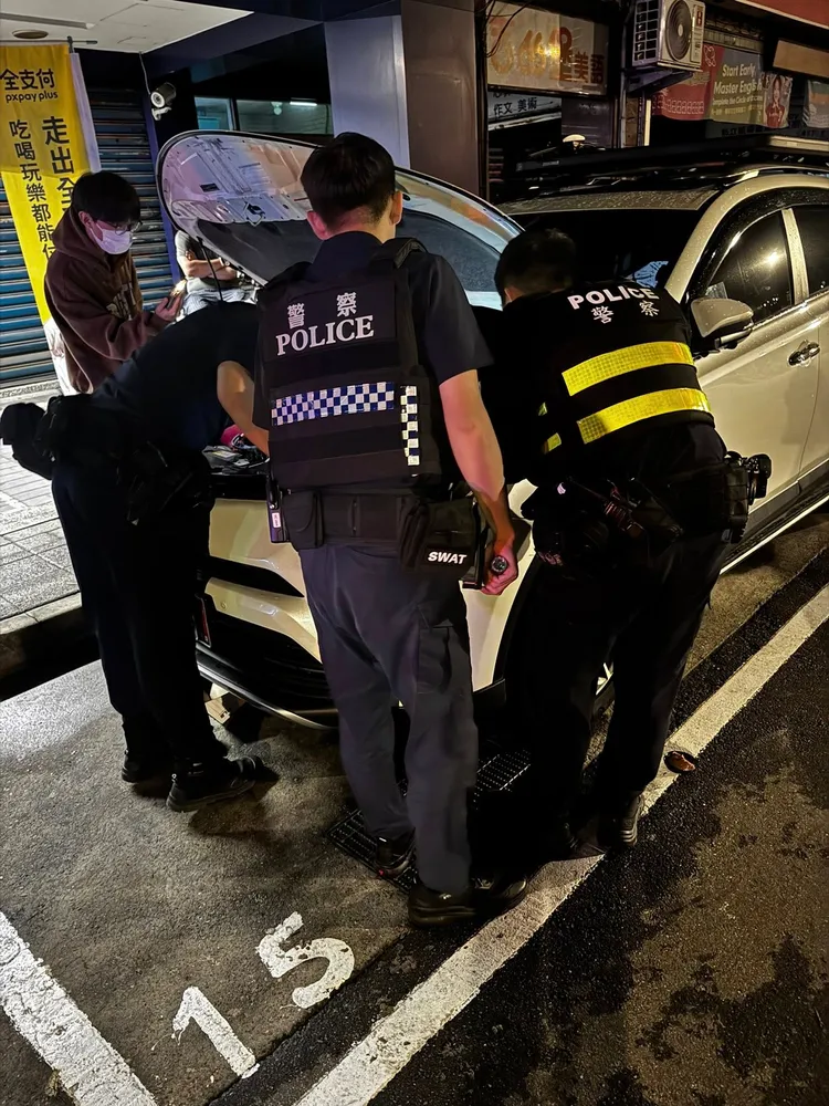 幼貓躲汽車引擎室，警民協力救出幼貓那刻，嗷嗷的貓叫聲都讓在場眾人心融化了。翻攝畫面