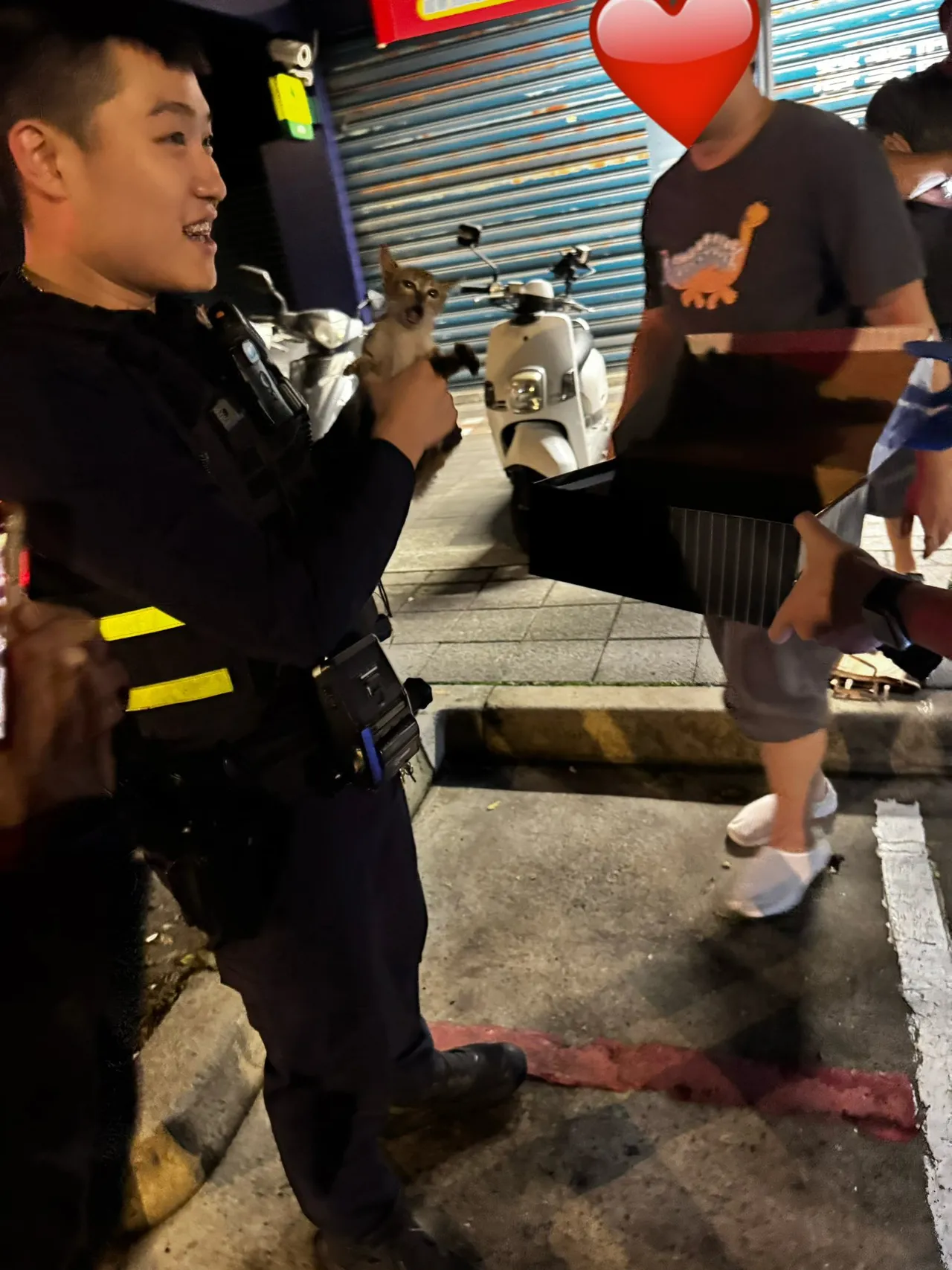 幼猫躲汽车引擎室，警民协力救出幼猫那刻，嗷嗷的猫叫声都让在场众人心融化了。翻摄画面