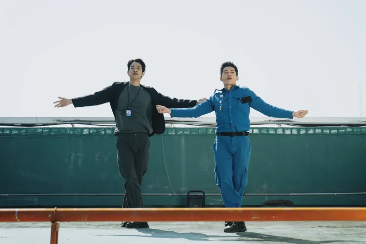 劉以豪與陳澤耀為了鼓勵Darren振作，甚至合力跳起他當年紅翻天的洗腦神曲〈不開心就跳起來〉。愛奇藝國際版、壹壹影業提供