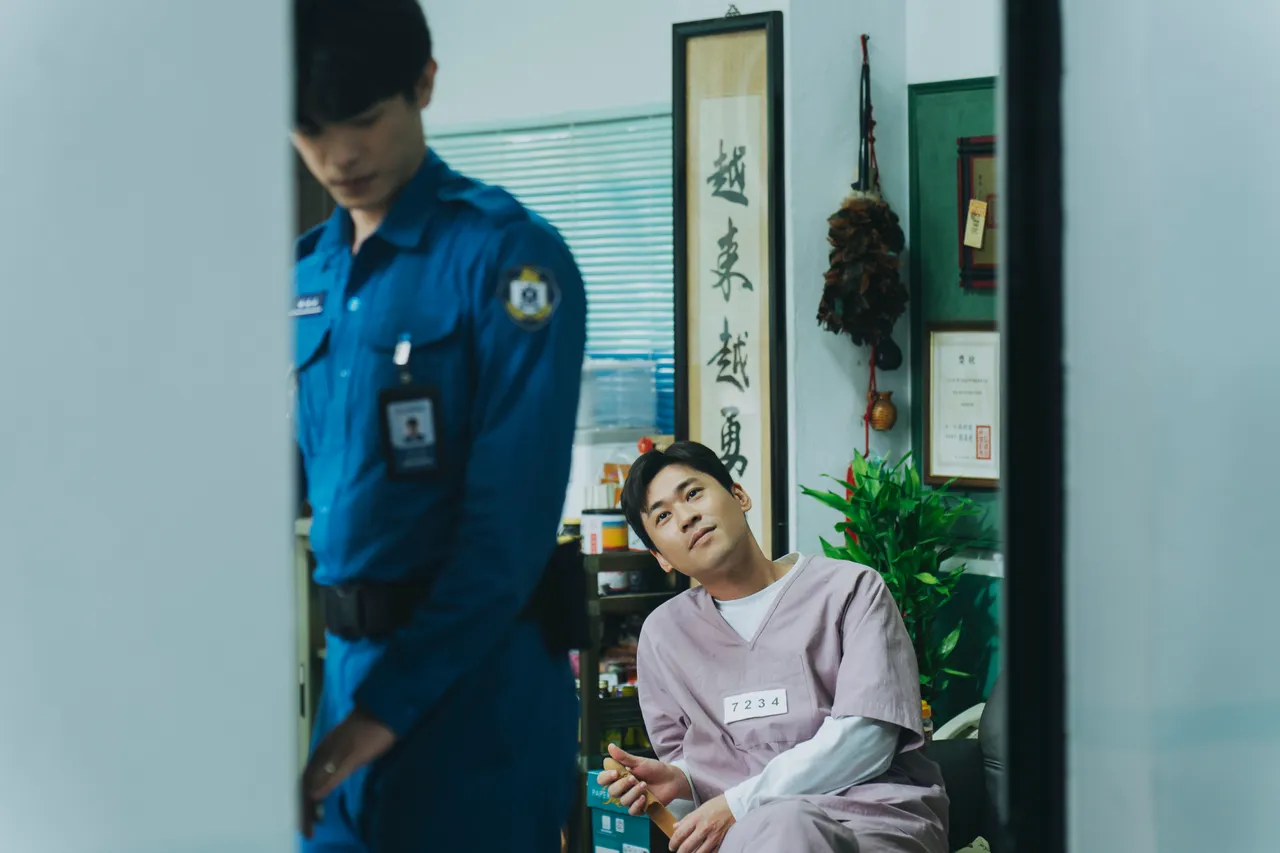 邱以太遇上遇上握有特权的议员助理黄迪扬骚扰不敢声张。爱奇艺国际版、壹壹影业提供