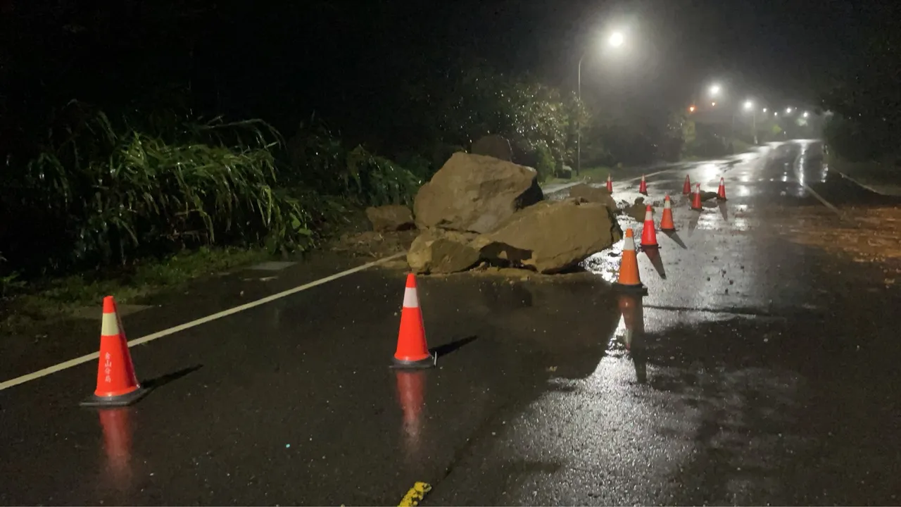 豪雨导致巨石从山坡上滑落。翻摄照片