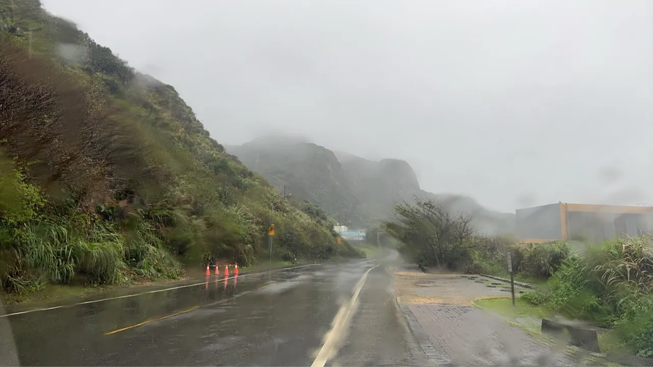 相关单位今天一早赶往现场清理现场，该路段已于上午8时15分恢复通行。翻摄照片