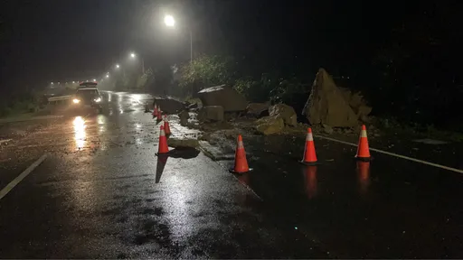 凤凰台风挟雨弹！野柳惊传巨石崩落边坡　 阻断交通画面曝