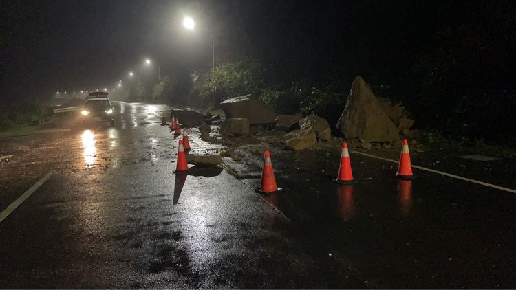 鳳凰颱風挾雨彈!野柳驚傳巨石崩落邊坡 阻斷交通畫面曝
