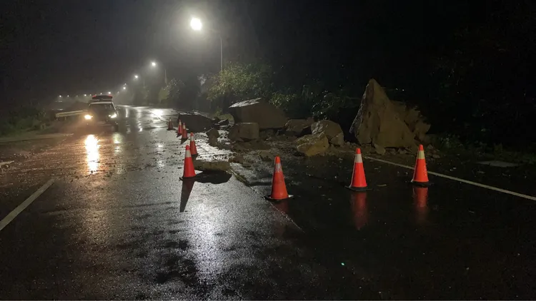 万里区野柳里核二厂进水口附近的道路上出现巨大落石。翻摄照片
