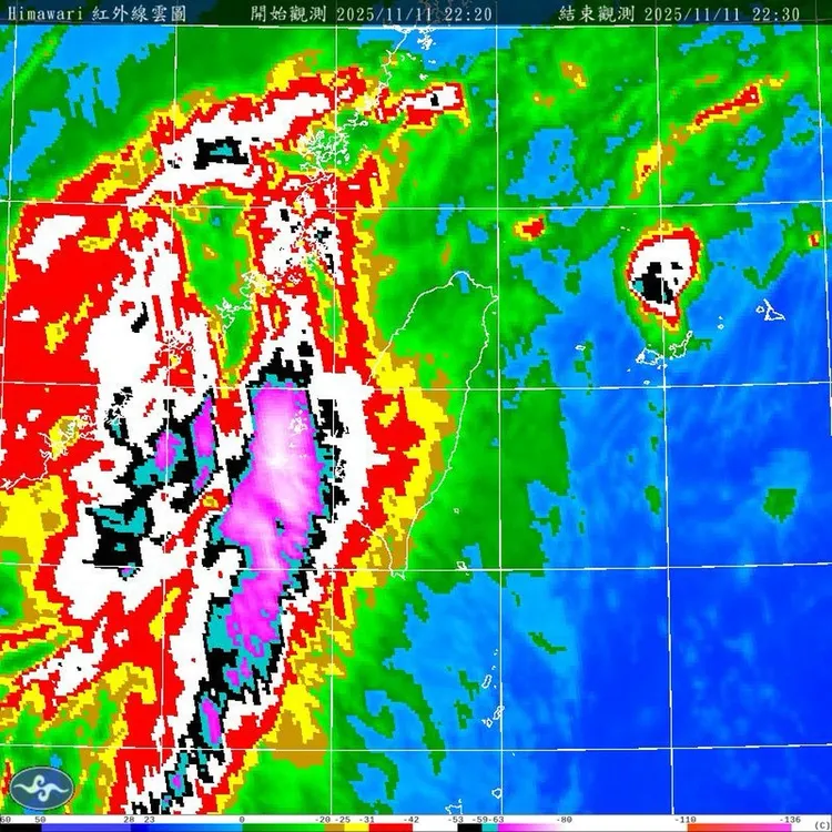 凤凰台风出现「高低层分离」现象，显示系统结构松散、能量消退，已逐渐变成狭长状。中央气象署