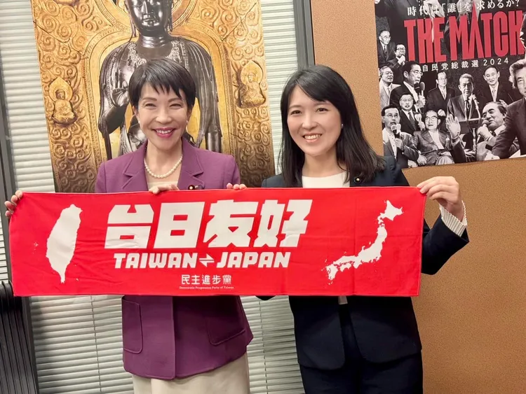 新北市議員山田摩衣(右一)與日本首相高市早苗一起舉著「台日友好」布條合影。服務處提供