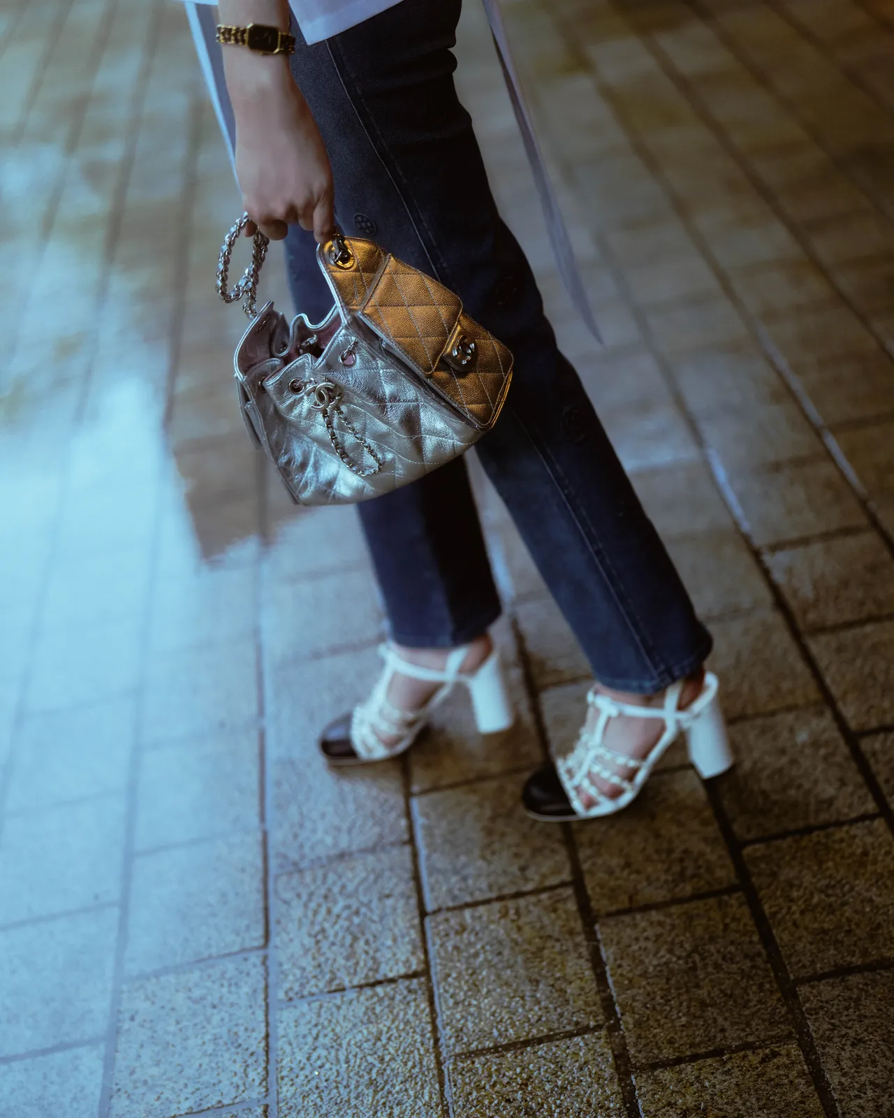 许玮宁以黑白皮革穿炼高跟凉鞋，搭配钟爱的银色CHANEL 25迷你包。品牌提供