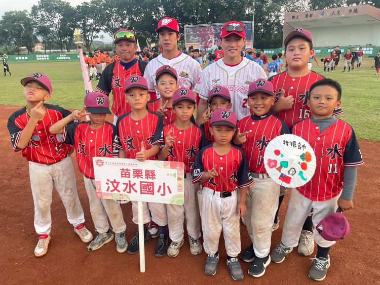 徐生明盃回到美濃！小球員爆滿進場　味全龍球星南下力挺