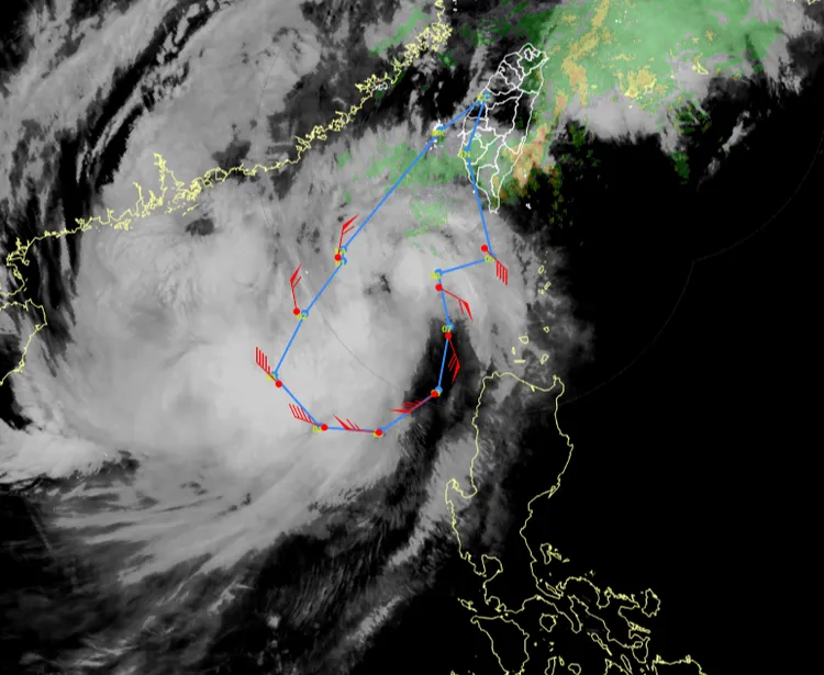 氣象署追風觀測針對第26號鳳凰颱風之飛航路徑及投落送低空觀測資訊。氣象署提供