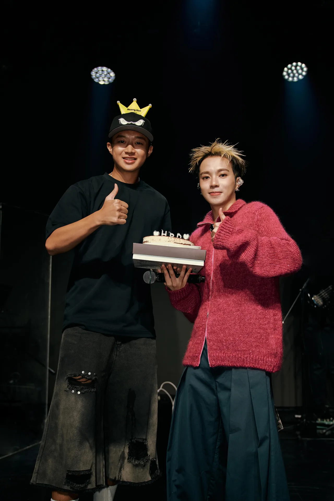 好友Yappy（左）到場送上生日蛋糕。山夏國際娛樂提供