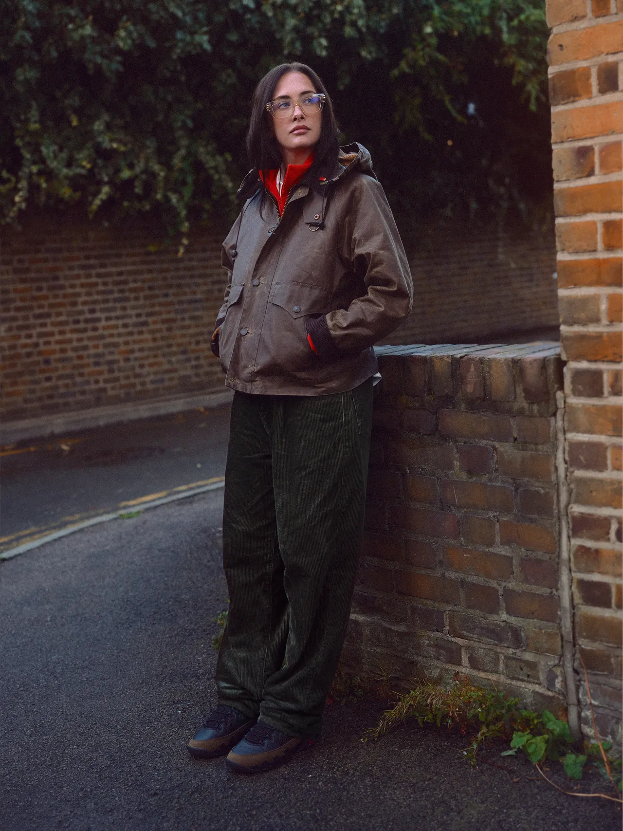 女装Spey油蜡夹克外套采用烟草色蜡布、棕色灯芯绒衣领，结合Levi’s®鹰赤弧线口袋盖、袖口和腰带。品牌提供