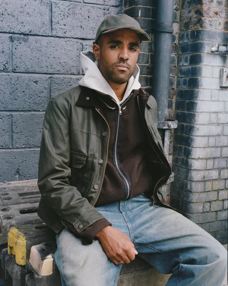 Levi’s® x Barbour聯名系列特別款Type II油蠟夾克外套，以Barbour最傳統的橄欖綠油布面料呈現。品牌提供