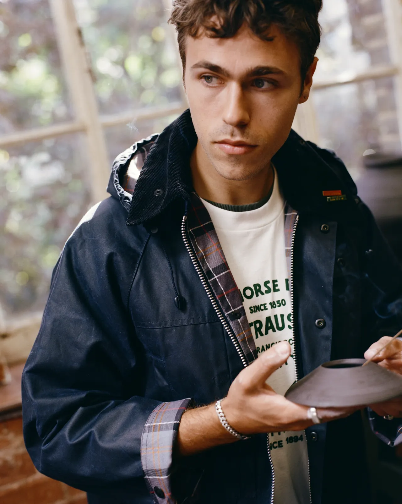 男装其中1款Bedale油布夹克外套以深海军蓝油布夹克搭配灯芯绒衣领、格纹内里。品牌提供