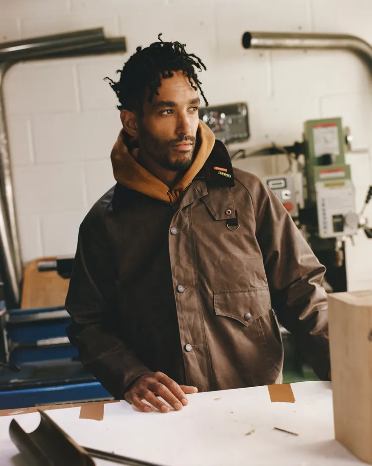 聯名系列將Barbour的頂級蜂蠟棉與Levi’s®丹寧布料融合。品牌提供