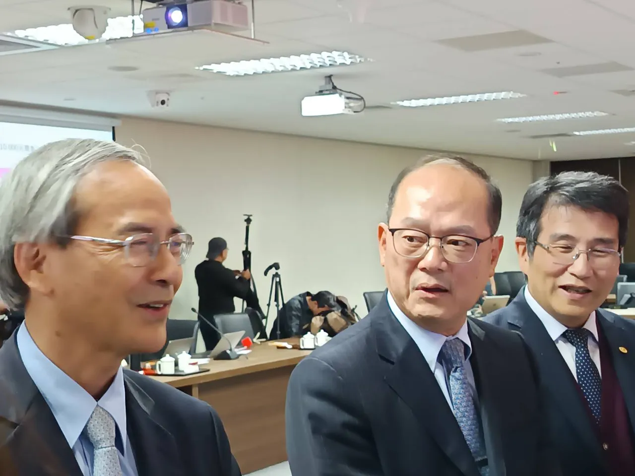 財政部今與金管會共同召開「全民+1 政府相挺」普發現金ATM領現宣導記者會並會後受訪。許麗珍攝