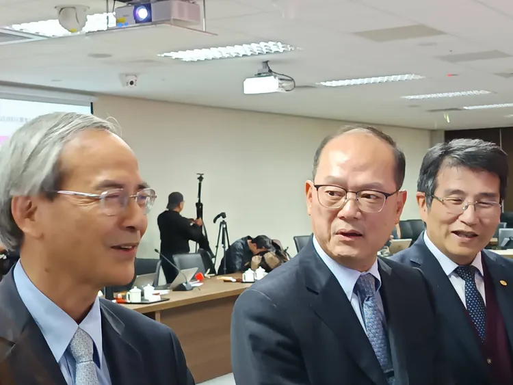 財政部今與金管會共同召開「全民+1 政府相挺」普發現金ATM領現宣導記者會並會後受訪。許麗珍攝