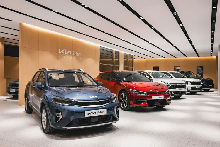 Kia Select原廠精選中古車透過線上與線下的整合，官網全新會員功能上線，導入不限品牌AI即時估價。業者提供