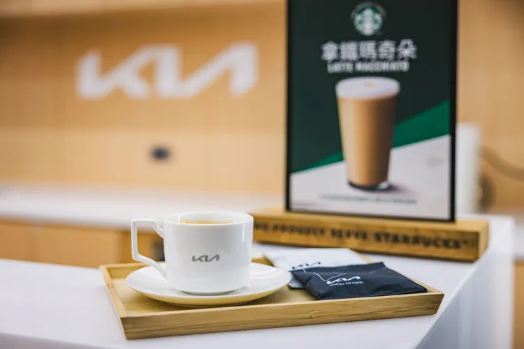 親臨Kia Select實體展示據點，可享由專人提供的星巴克咖啡服務。業者提供