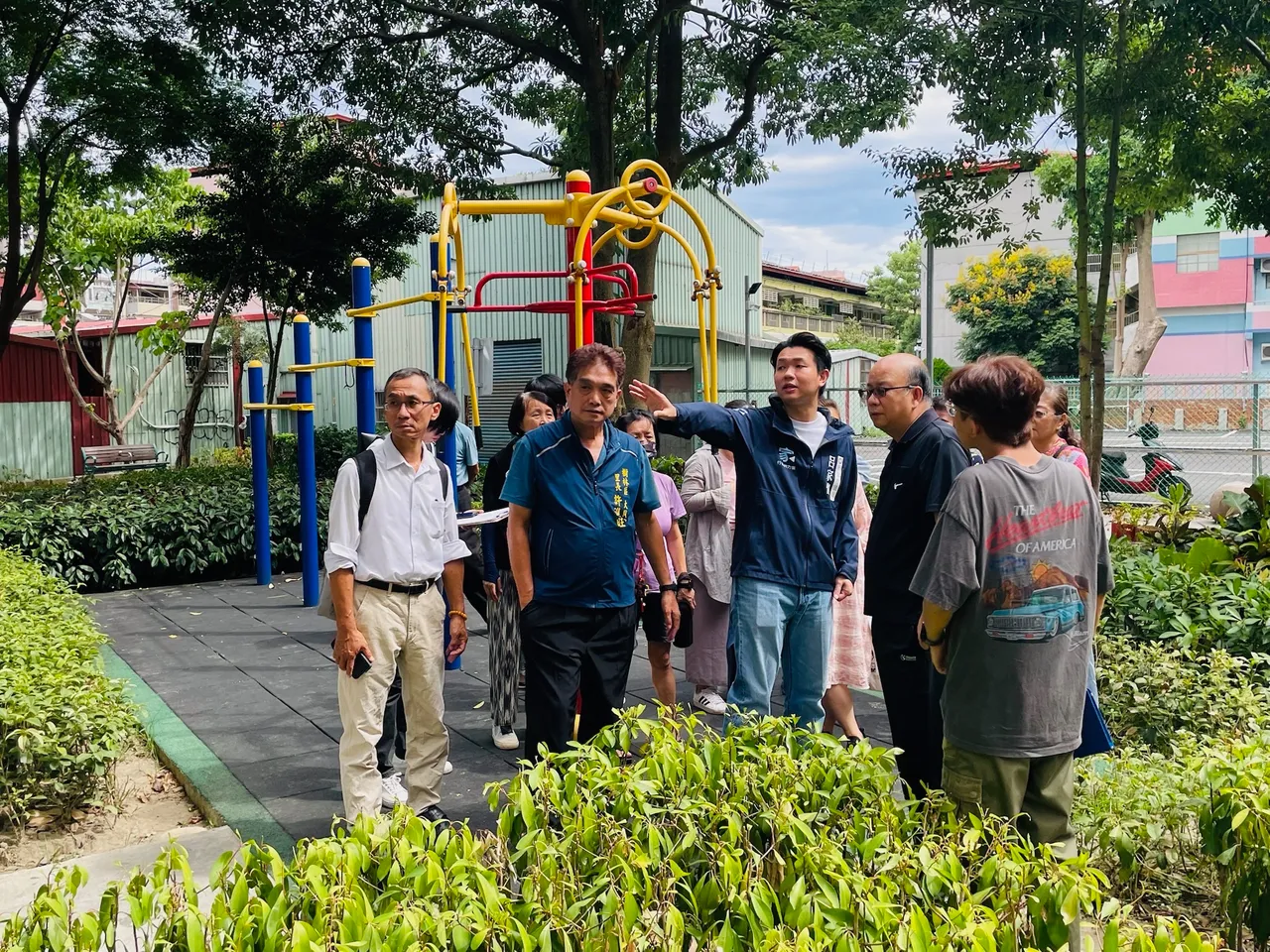 呂家愷指出，夏季極端高溫導致不少戶外設施因過熱而無法使用，盼能比照台中市為公園加裝遮棚。服務處提供