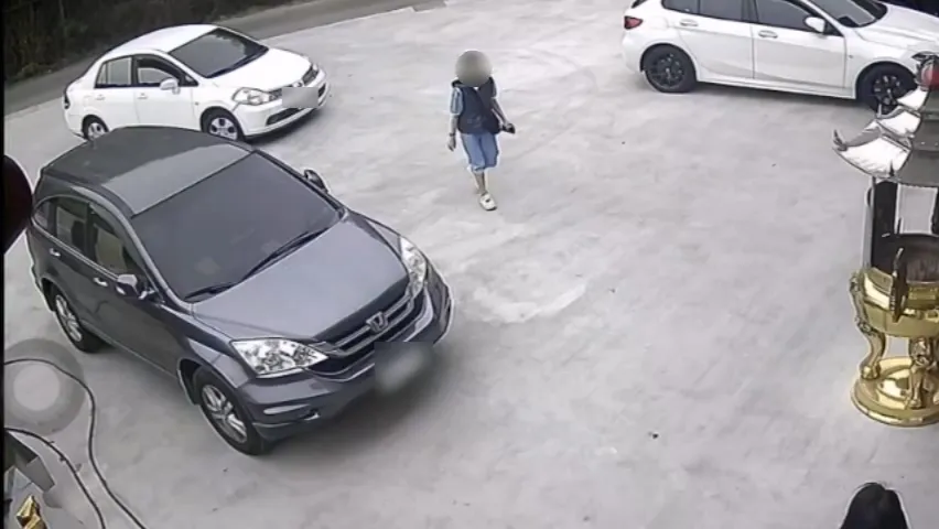 女驾驶发现车内有陌生人，开向附近一家宫庙求救。民众提供