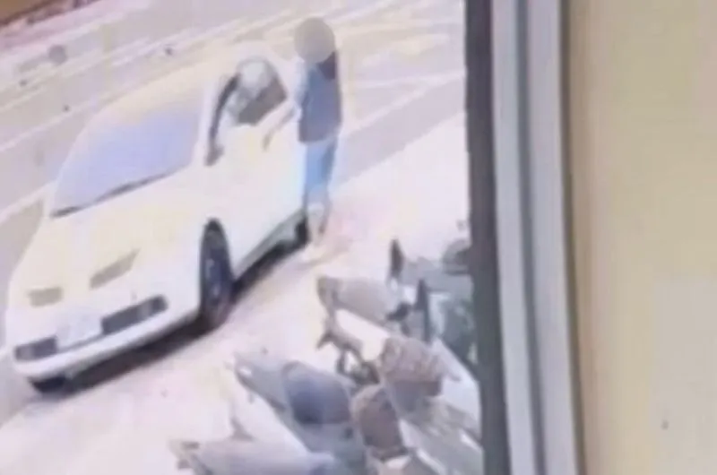 女驾驶从超商出来后开车门上车，此时还不知道有人闯入其车内。民众提供